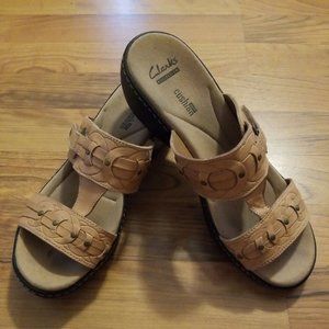 Clarks Collection Womens 15190 Tan Slip On Wedge Heel Slide Sandal Size US 8 M